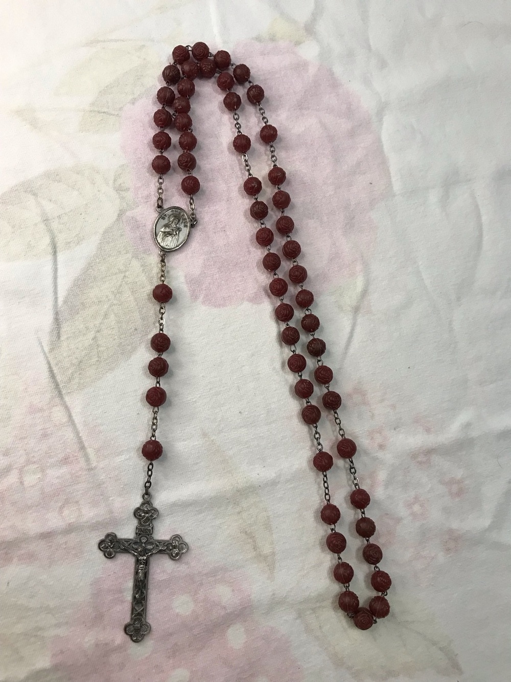 Silver Tone Chain Burgundy Etched Rose Bead Rosary Necklace 30โ